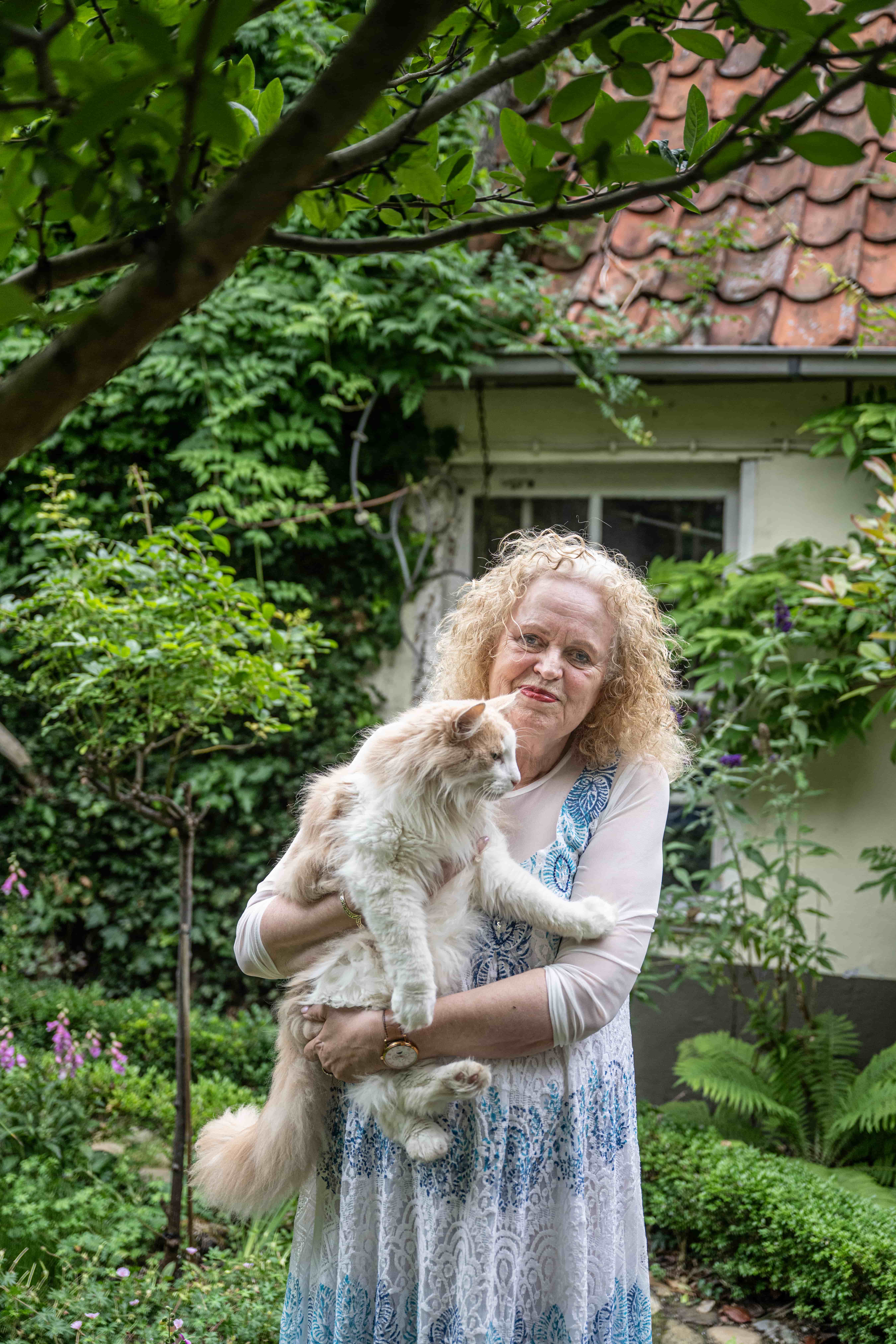 corporate antropoloog Leontine van Hooft geeft trainingen in ubuntu met een kat