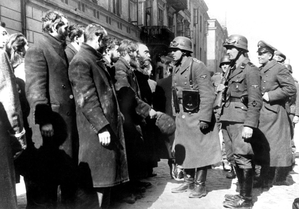 Duitse soldaten ondervragen rabbijnen tijdens de opstand in het getto van Warschau, 1943 vijanddenken