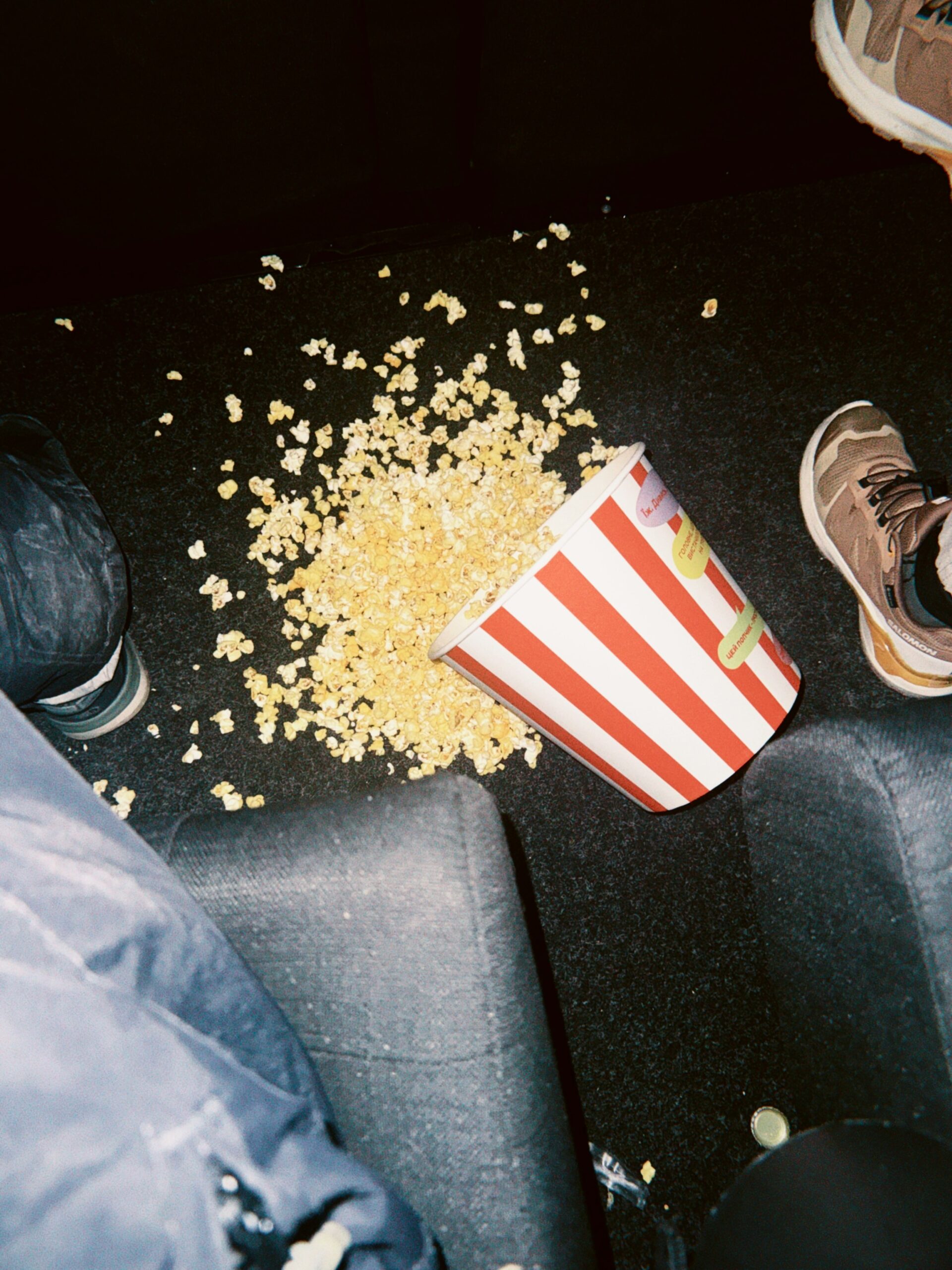 omgevallen popcorn in de bioscoop tegenslag
